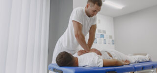 Как психологу найти новую профессиональную опору: пути развития, смена направления и роль телесно-ориентированных практик physiotherapy-back-doctor-man-patient-treatment-1700512-pxhere.com
